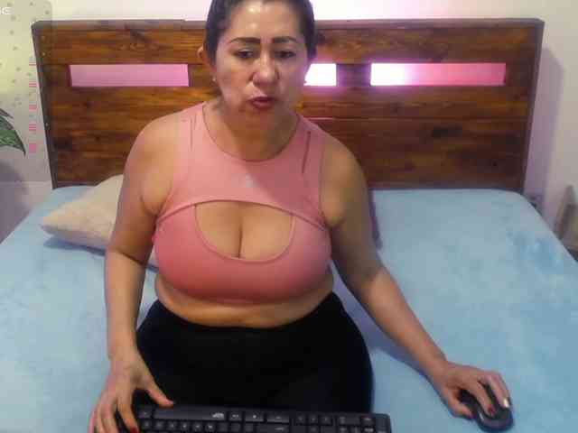 Yeseniaa25 webcam