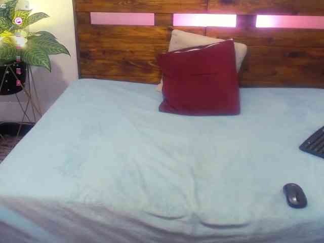 Yeseniaa25 webcam