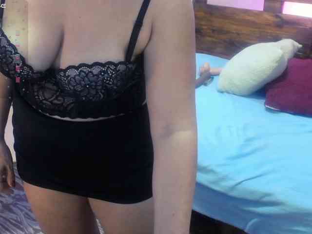 Yeseniaa25 webcam