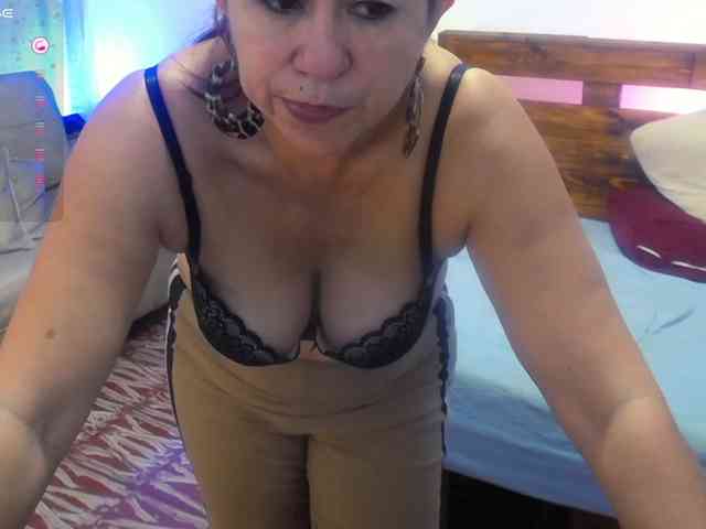 Yeseniaa25 webcam