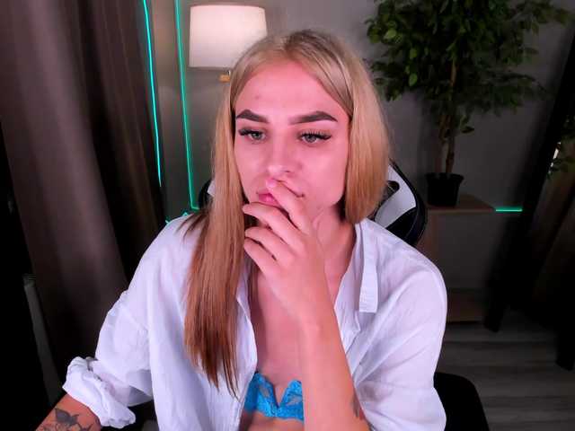 emy-angel1 live cam on BongaCams