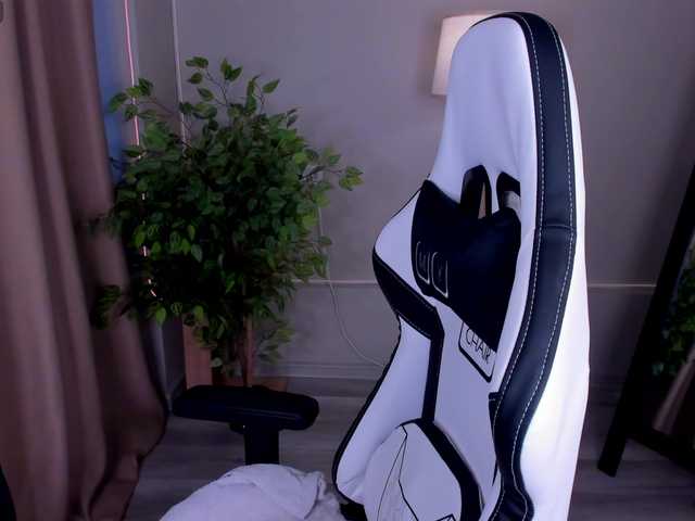 emy-angel1 live cam on BongaCams
