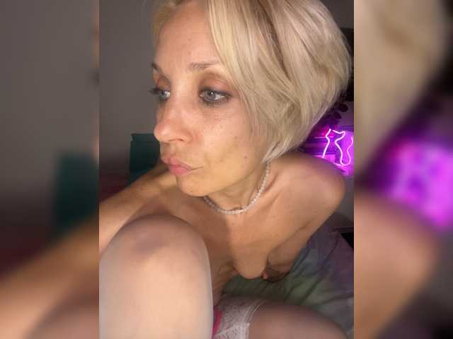 KISANA live cam on BongaCams