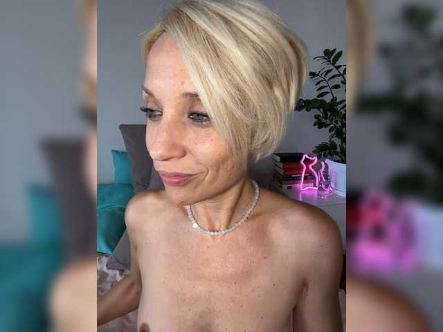 KISANA live cam on BongaCams