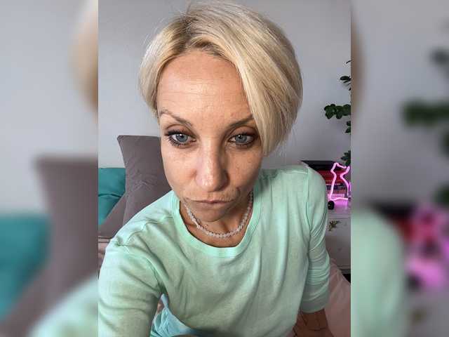KISANA live cam on BongaCams
