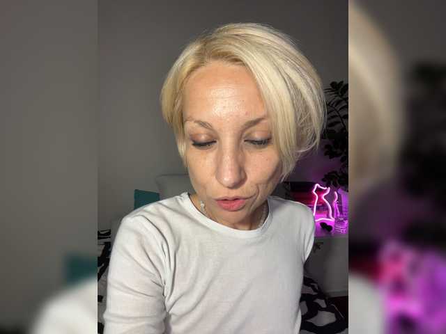 KISANA live cam on BongaCams