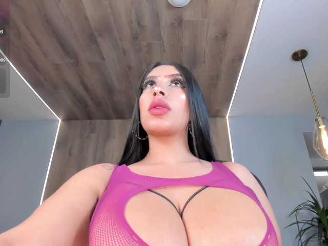 Chat with LeahLombardi live cam