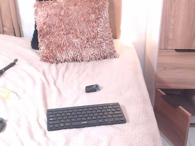 le modèle EbonyCoWorker est en webcam porno dans un show sur le site bongacams, il possède les tags suivants: Ebony,Redhead,Shaved