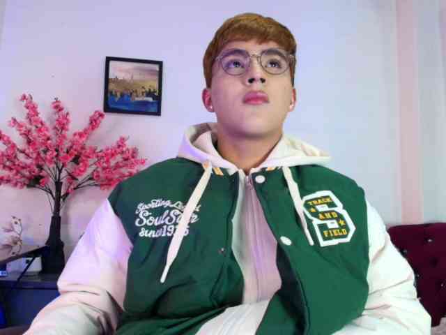Lucaslovee Sex Cam Show