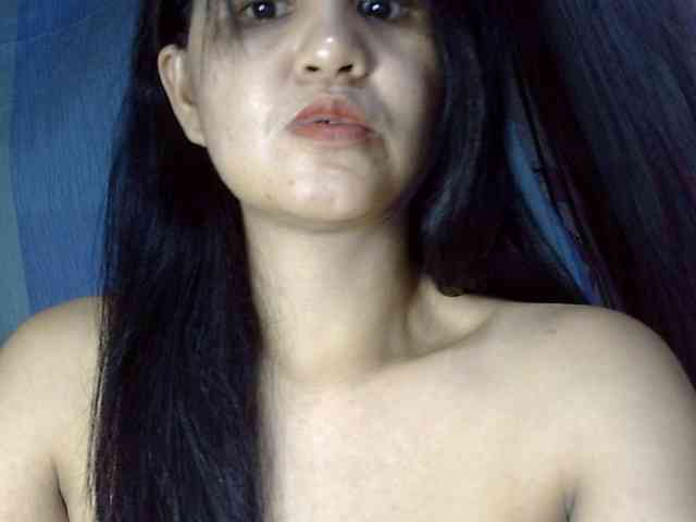 Hottiemee's cam show statistics and live stream