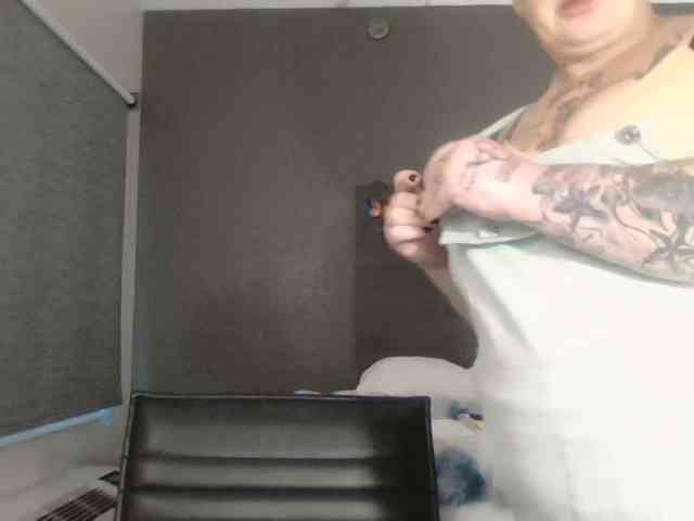 Adelaideskyy Live Webcam on BongaCams
