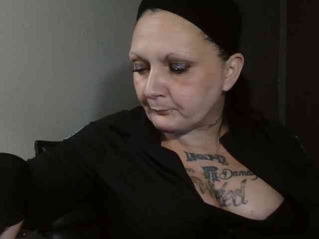 Adelaideskyy's cam show statistics and live stream