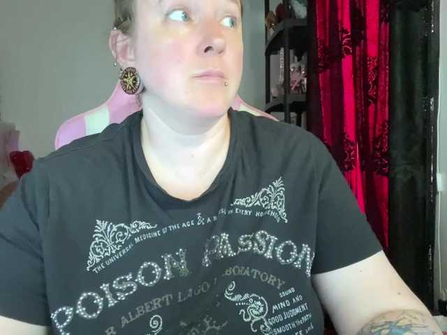 NylonQueen live cam