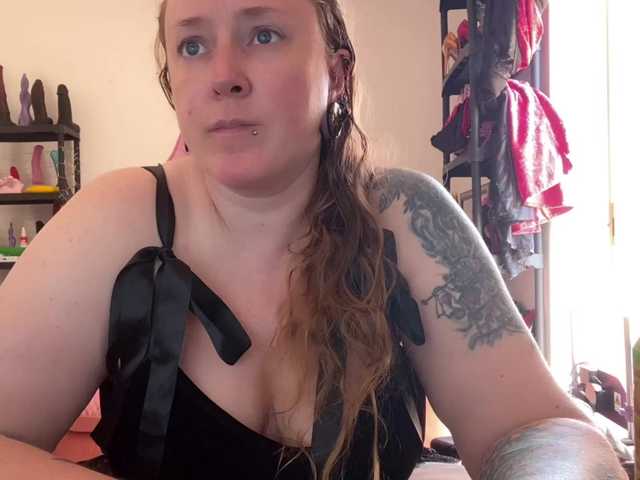 NylonQueen live webcam show