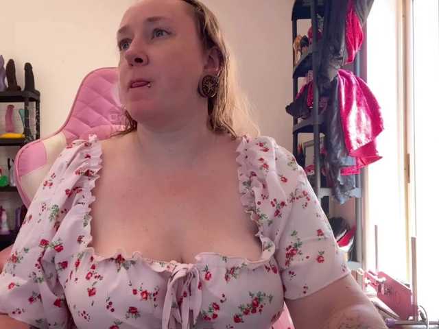 NylonQueen live webcam show