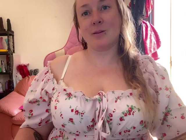 NylonQueen live webcam show