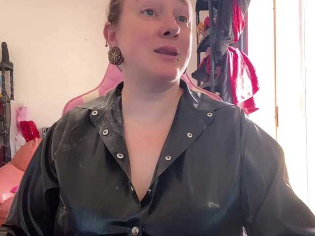 NylonQueen live cam on BongaCams