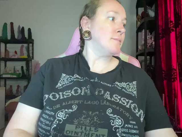 NylonQueen live webcam show