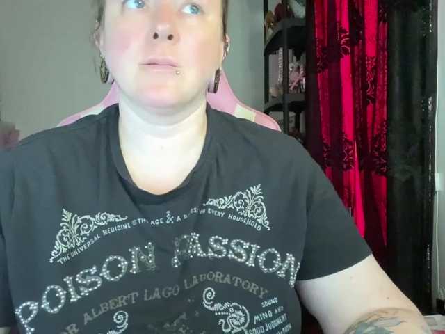 NylonQueen live webcam show