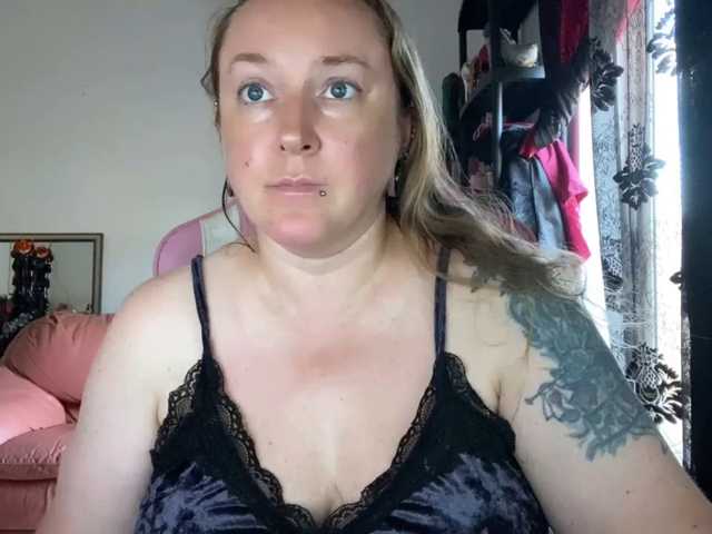 NylonQueen live cam preview