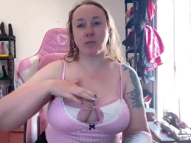 NylonQueen live webcam show