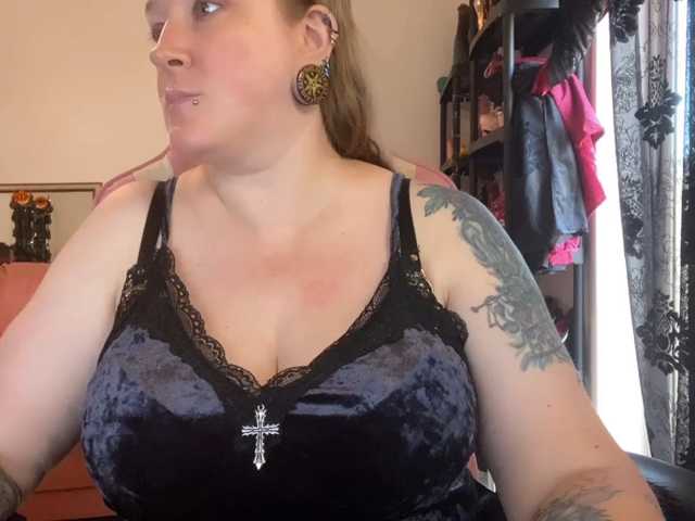 NylonQueen live cam on BongaCams