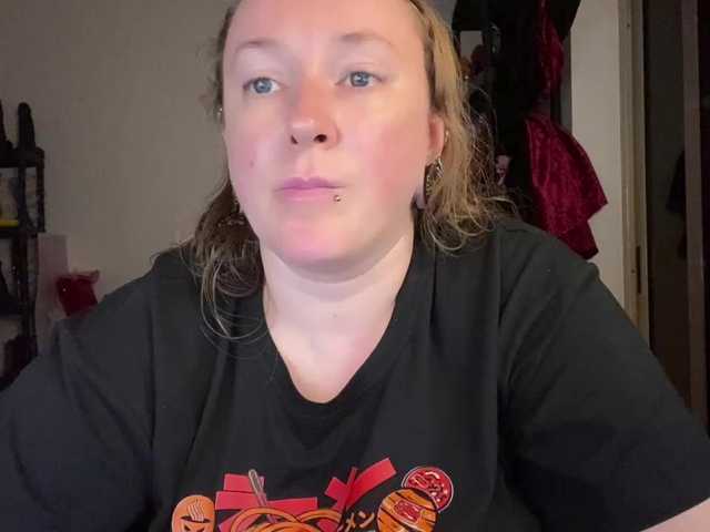 NylonQueen live webcam show