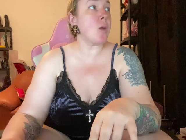 NylonQueen live cam