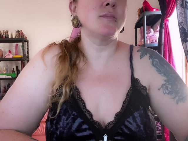 NylonQueen live cam on BongaCams