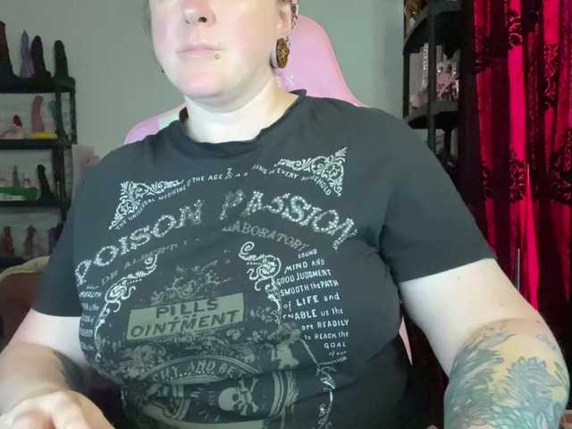 NylonQueen live webcam show