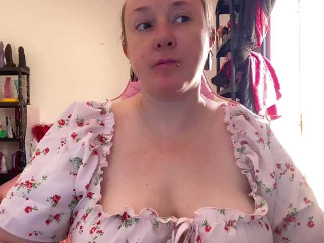 NylonQueen live webcam show