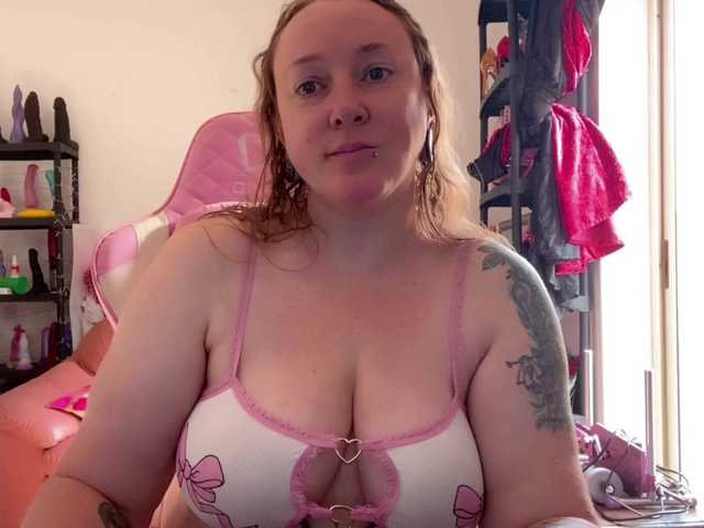 NylonQueen live webcam show