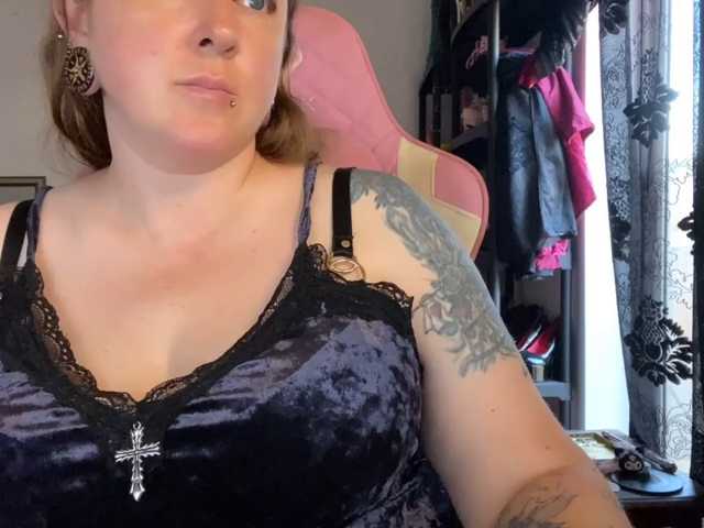 NylonQueen, live now on BongaCams