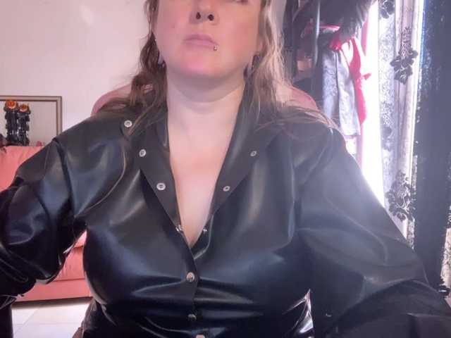 NylonQueen live cam