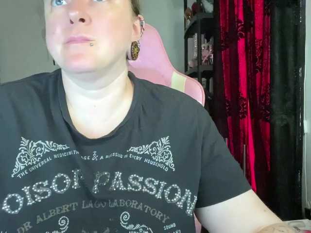NylonQueen live cam