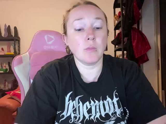 NylonQueen live webcam show
