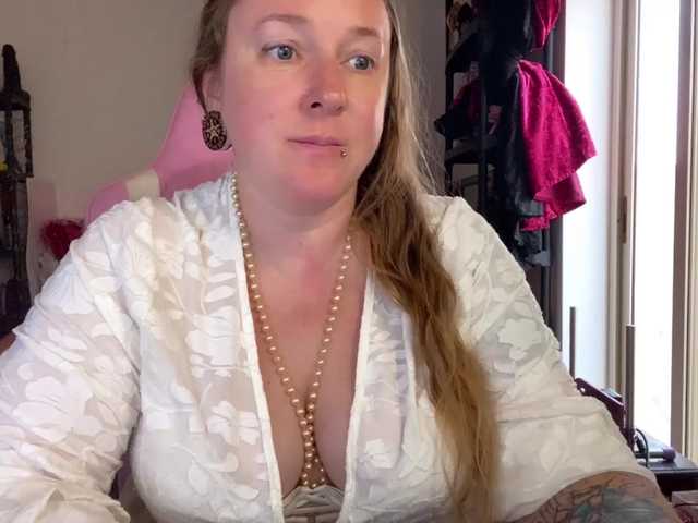 NylonQueen live webcam show