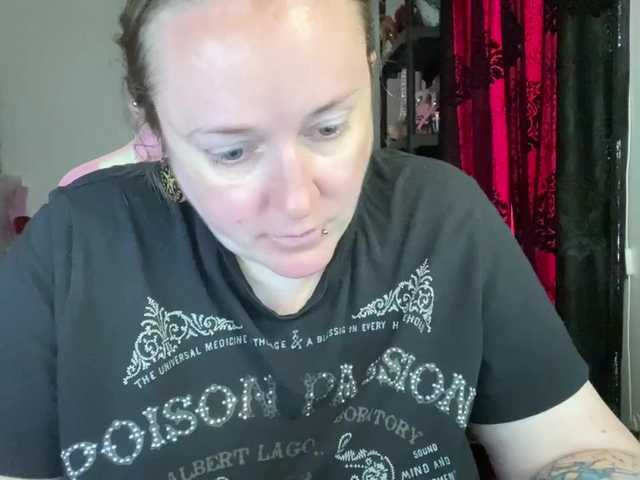 NylonQueen live webcam show