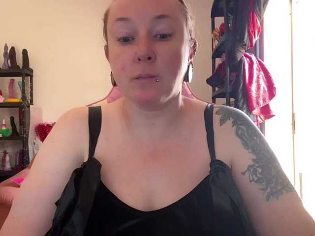NylonQueen live webcam show