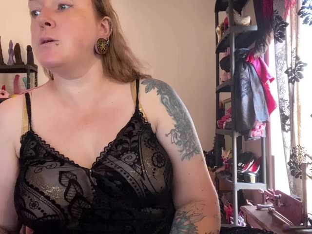 NylonQueen live cam on BongaCams