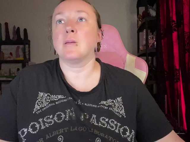 NylonQueen live webcam show