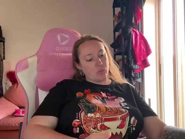 NylonQueen live cam