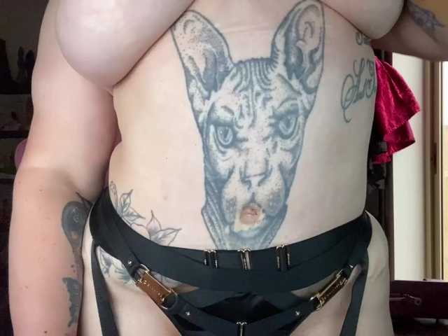 NylonQueen live webcam show