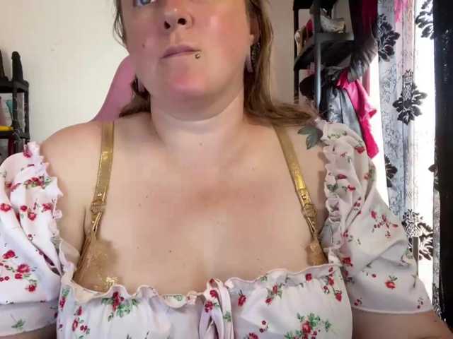 NylonQueen live cam on BongaCams