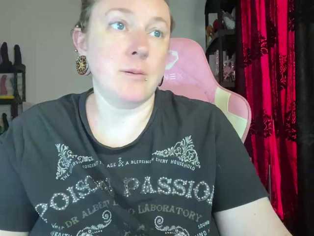 NylonQueen live webcam show