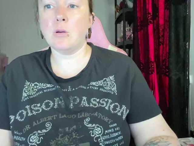 NylonQueen live webcam show