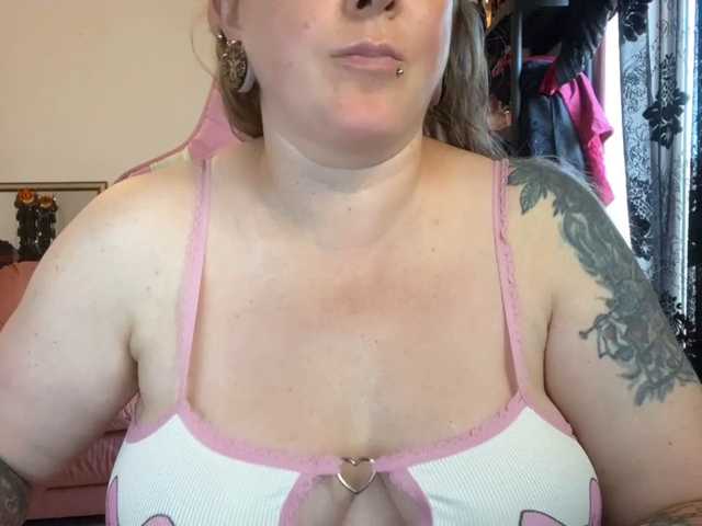 NylonQueen live cam on BongaCams
