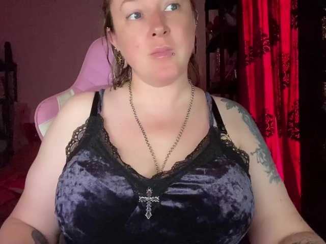 NylonQueen live webcam show