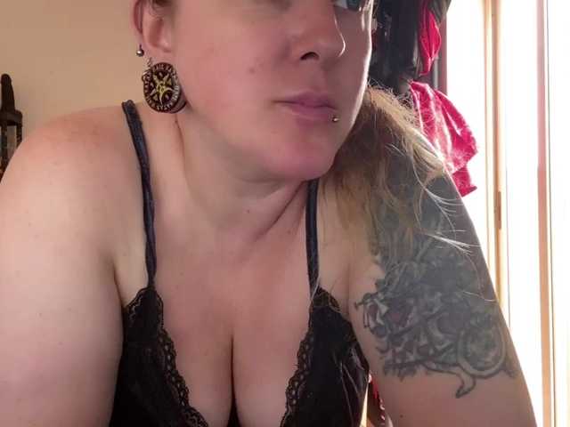 NylonQueen live webcam show