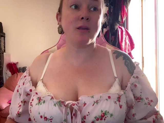 NylonQueen live webcam show